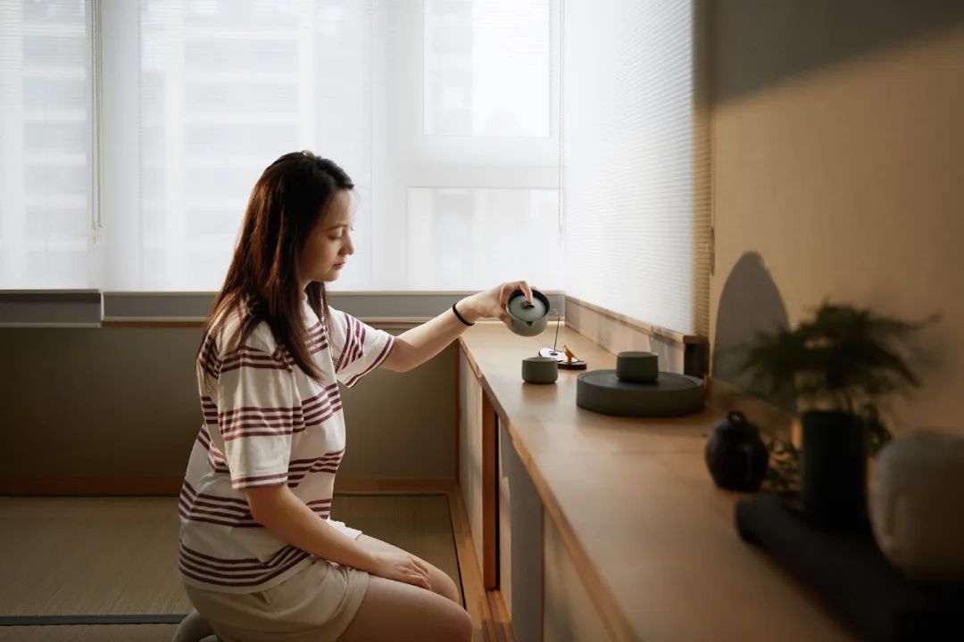 小两口住跃层还能装出温度？细节精准把控诠释大而不空