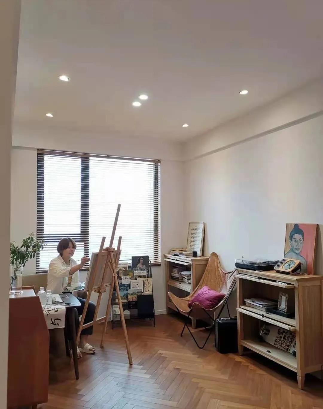 65㎡住一人一猫还装下了上百册藏书，家里亲戚都酸了