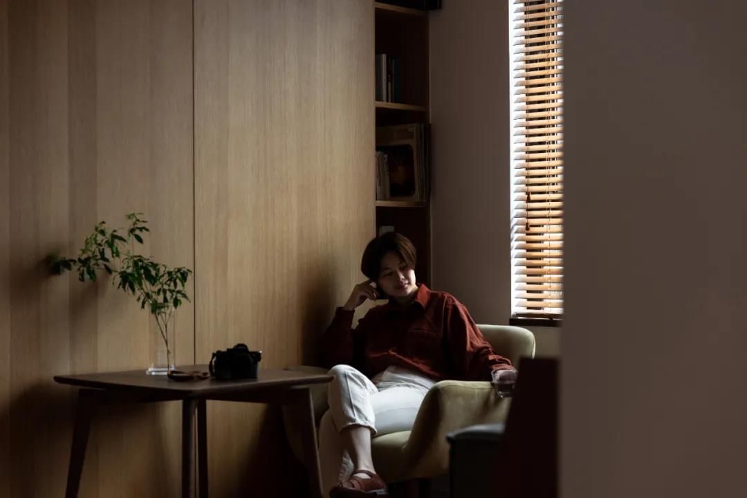 65㎡住一人一猫还装下了上百册藏书，家里亲戚都酸了