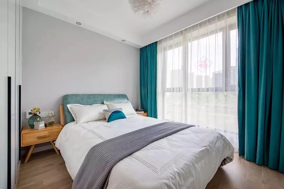 靠窗地台打造专属读书区，入住后不想出门