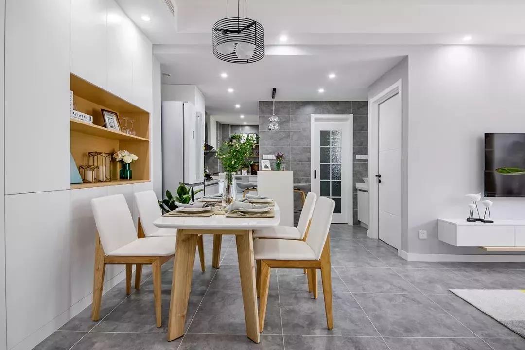 靠窗地台打造专属读书区，入住后不想出门