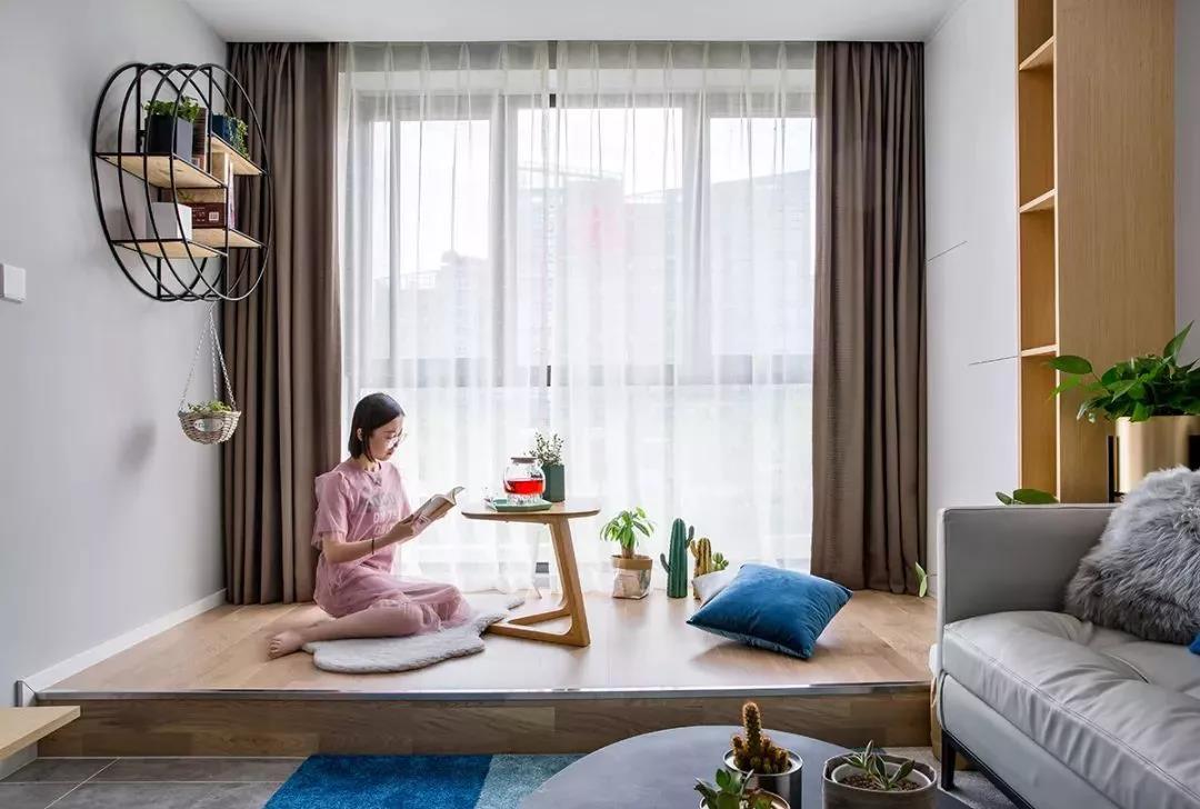 靠窗地台打造专属读书区，入住后不想出门